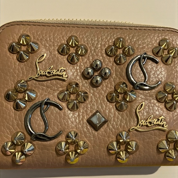 Christian Louboutin Gold-Embellished Tan Wallet. Dustbag - Picture 5 of 10